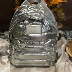 Silver puff limited holiday edition. Small Dakota